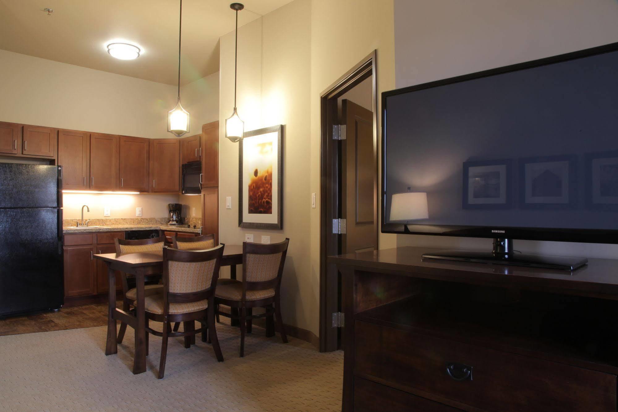 Teddy'S Residential Suites Watford City Экстерьер фото